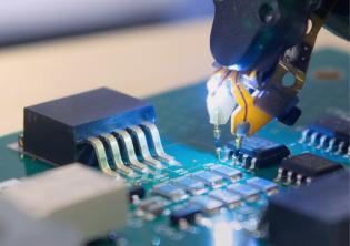 半導体製造装置の組立スタッフ