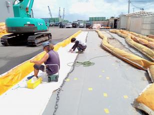 網場（あば）の組み立て作業スタッフ