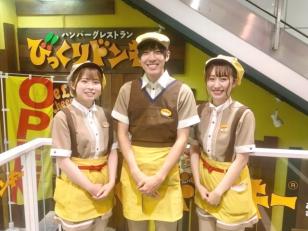 レストランのホールスタッフ