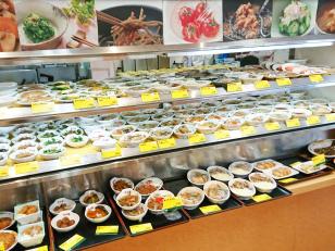 セルフスタイル食堂での盛付スタッフ