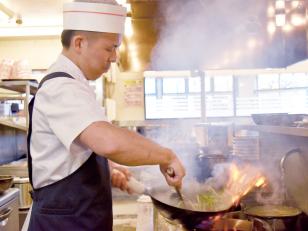 中華料理店の調理アシスタント
