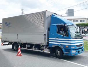 2t・4tトラックドライバー（オフィス家具などの配送）