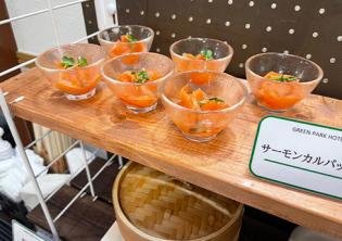 ビジネスホテルの朝食会場ホールスタッフ