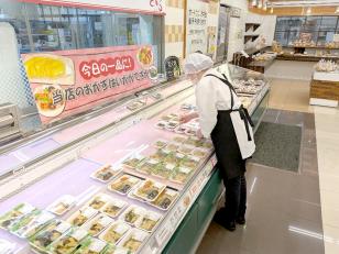 スーパーマーケット内の惣菜スタッフ