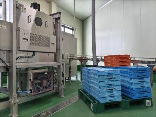 プラスチック容器洗浄スタッフ