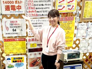 体験型イベントでのセルフケア機器ご紹介スタッフ