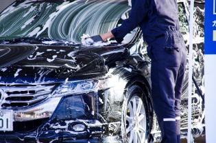 洗車やコーティング、カー用品取付などの作業スタッフ