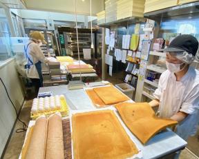南砺店の製菓製造スタッフ