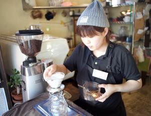 高岡戸出店のカフェスタッフ