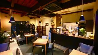 高岡戸出店の調理厨房スタッフ
