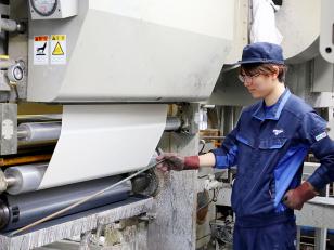 壁紙メーカーの製造オペレーター