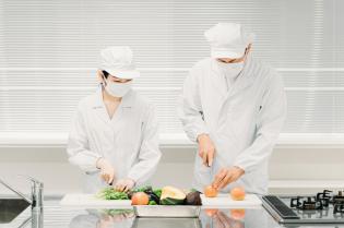 就労継続支援事業所での野菜カットスタッフ