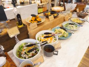 朝食バイキングの調理スタッフ