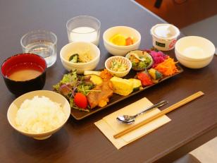 朝食バイキングのホール・キッチンスタッフ