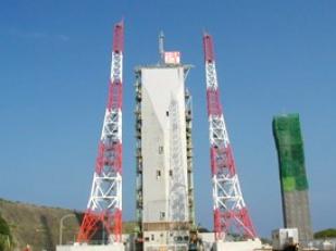 種子島宇宙センターの大型ロケット発射台に設置された、赤白に塗装された避雷鉄塔も当社の製作物です。