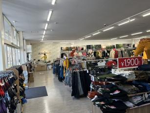 店内はこんな感じ！店長跳んでます！