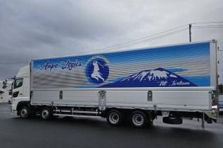専用車両制で乗り回しなし。 県内配送・日帰り中心のため、働き方の流れを覚えやすい環境です。 大型免許取得支援制度もあり、将来的なステップアップも目指せます。