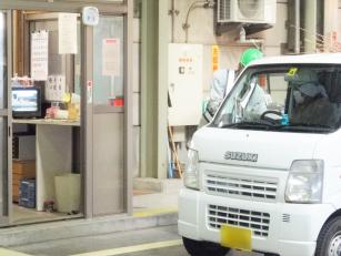 粗大ごみ処理施設の受付および車の誘導