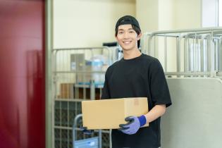 出荷梱包等の倉庫作業スタッフ