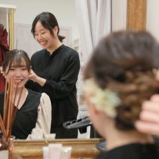 写真スタジオのヘアメイクスタッフ