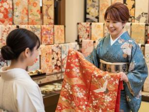 着物店の接客スタッフ