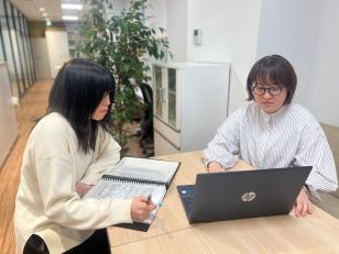 総務部内では仕事が属人化しないように、メンバーが都度連携して業務や問題点を共有しています！ 長く勤めることで、幅広い管理業務のノウハウを身につけることができます。