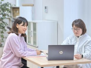 弊社スタッフはチームワークの良さが自慢！ 役割を分担し、チームで協力しながら作業に取り組んでいます。