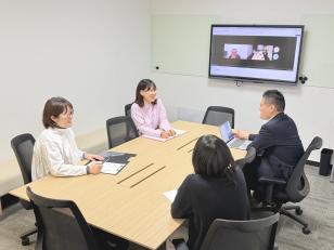 他部署と連携することで、スムーズな業務運営や仕組みの構築を進めています！ （営業部門と協力して進めているシステム導入プロジェクト会議風景）