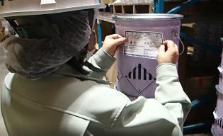 製品缶にラベル貼り付け作業。これが意外と難しい！？