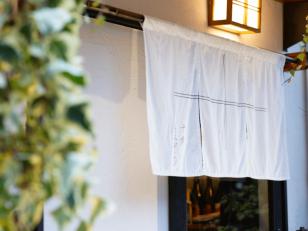 地元食材を使った和食居酒屋のスタッフ