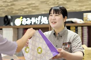 JR新高岡駅構内のお土産販売スタッフ