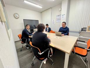 社長・役員はじめ、本社の営業チーム、総務・経理メンバーが在籍。 前職がOA機器の販売や金融など業界未経験の先輩が多いです。 いつでも先輩に相談できる環境です◎
