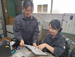PCを使って製品や原材料の出入り確認してから原材料を発注したり、 仕入先との交渉、工場の採算管理等、工場運営の要となっていただきます！