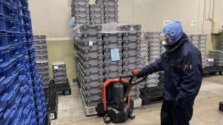 電動ハンドリフトを使用。楽に商品を移動できます。