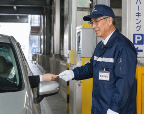 立体駐車場の誘導・清算スタッフ