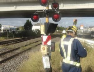 鉄道設備の電気工事作業員