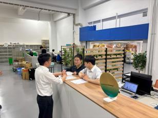 海外課のオフィスです。入出荷の作業もあるので弊社物流センター内にオフィスがあります。