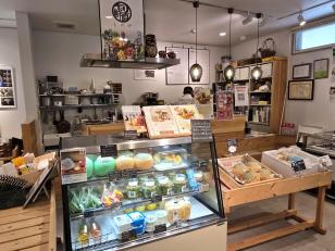 カフェ・八百屋の旬鮮直食材しのやでの販売スタッフ