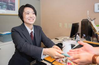 ホテルのフロントスタッフ（朝勤）