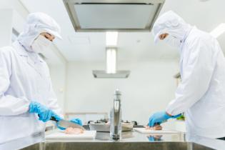 魚津市学校給食センターでの調理社員（社員）
