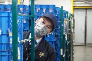 商品を台車に乗せる作業