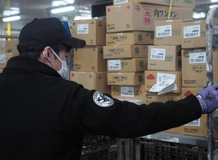 スーパーの商品棚整理