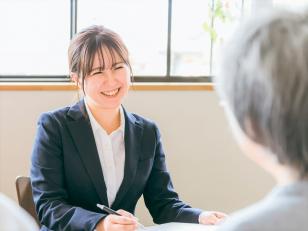 デイサービスの介護職員または生活相談員