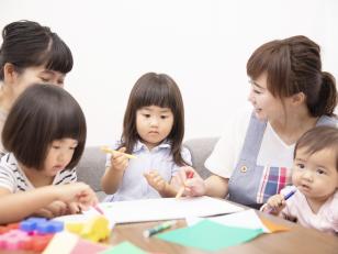 こどもたち同士の交流や遊びを通じて社会性を育み、互いを思いやる気持ちの醸成に努めています。