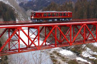 鉄道車両の改造スタッフ