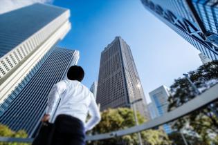 オーナー向け不動産の営業スタッフ