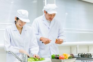 学校給食センターの調理