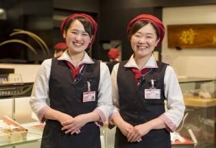 お土産店舗スタッフ