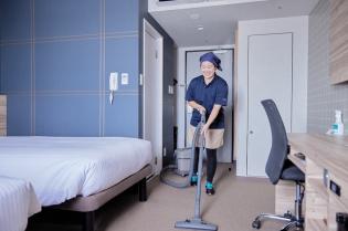 ビジネスホテルの客室清掃スタッフ