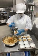 福祉施設厨房の給食調理補助スタッフ